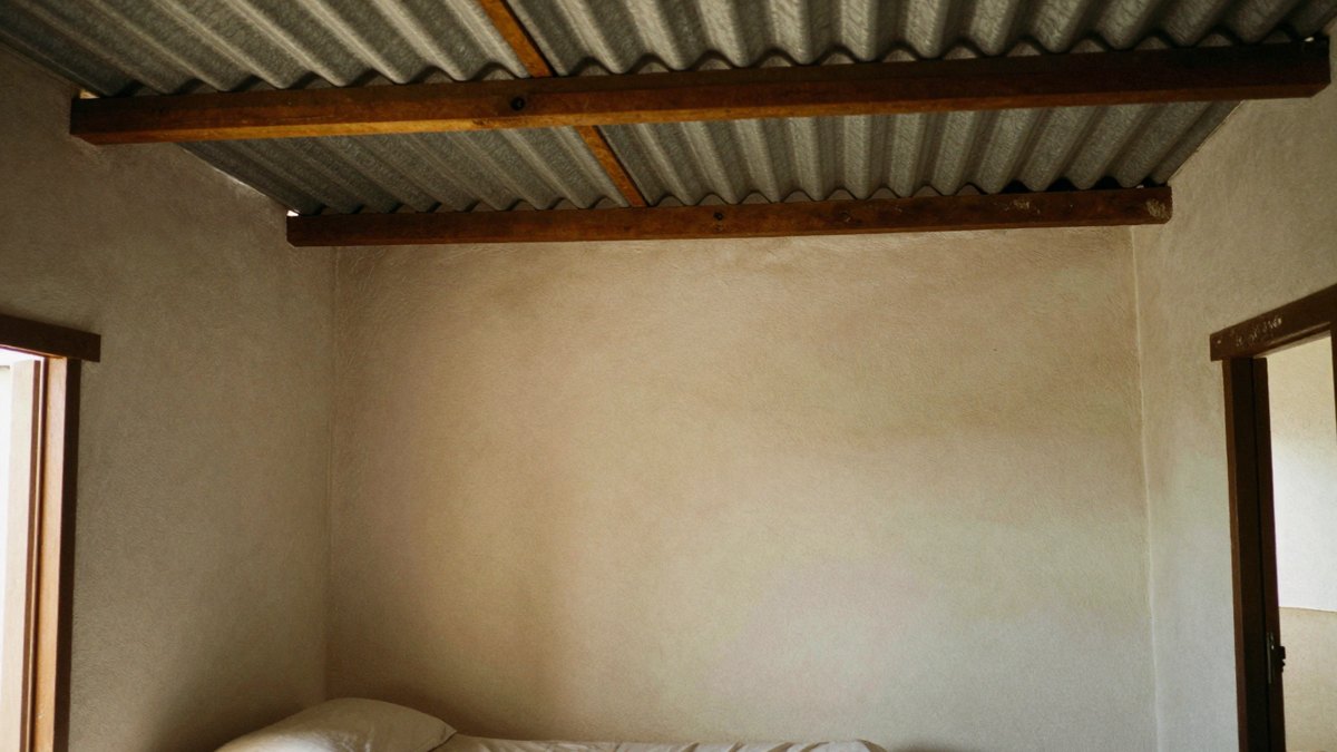 Interior de una habitación en obra con cubierta visible para planear los gastos de una ampliación